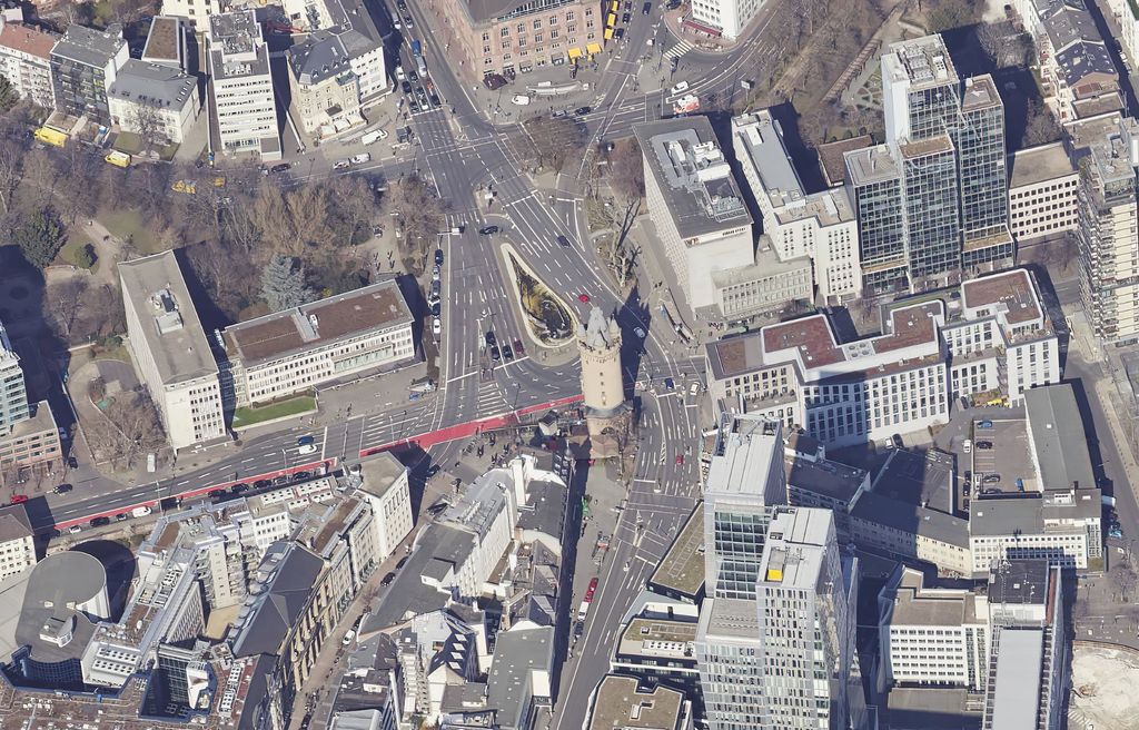 Wirrwarr aus Asphalt: Rund um den Eschenheimer Turm winden sich die Fahrbahnen zu einem hässlichen Knäuel.