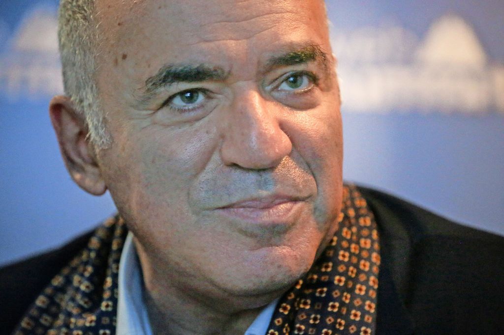 Garri Kasparow, 58, war Schachweltmeister von 1985 bis 2000. Er ist Vorsitzender des Human Rights Forum und der Renew Democracy Initiative. Seit 2013 hat er Russland nicht mehr betreten und seine Mutter bis zu ihrem Tod 2020 nicht mehr getroffen. Er lebt mit seiner Familie in New York.