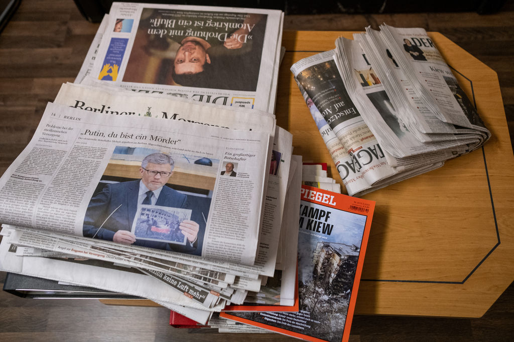 Zeitungen im Vorzimmer des Botschafters