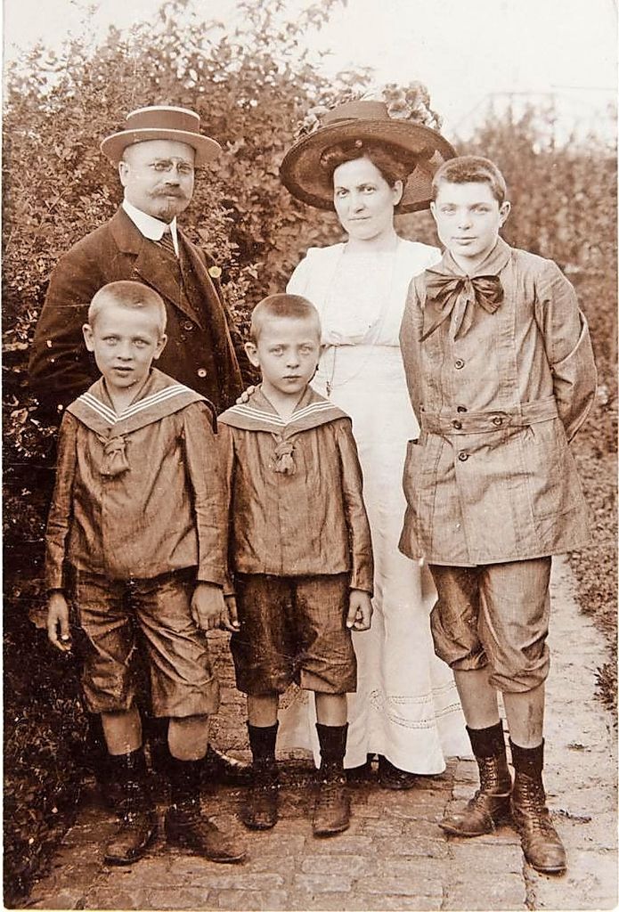 Johanna und Richard Tesch mit den Söhnen Wilhelm, Carl und Friedrich im Jahr 1910