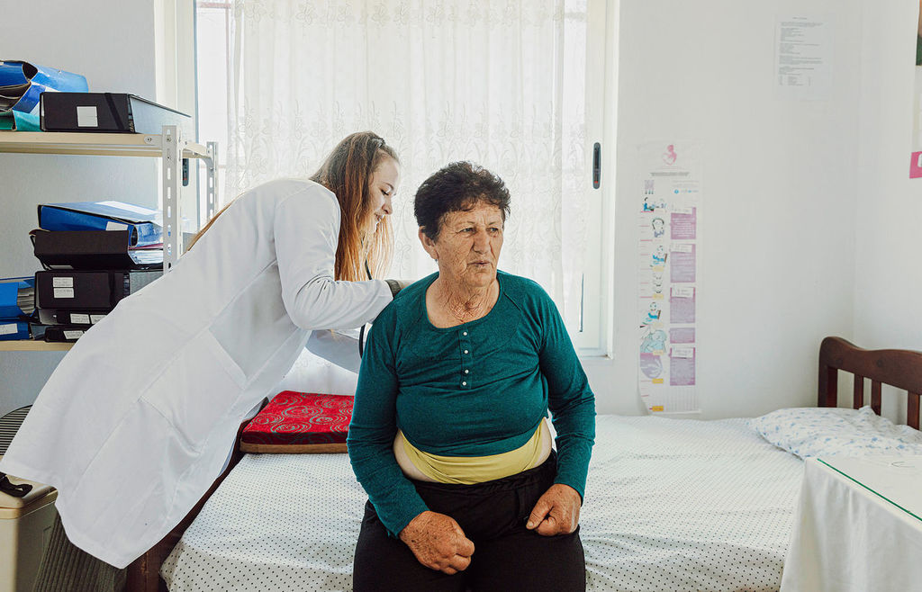 Hohe Abwanderungsraten: Eine Krankenschwester betreut eine Patientin in Albanien